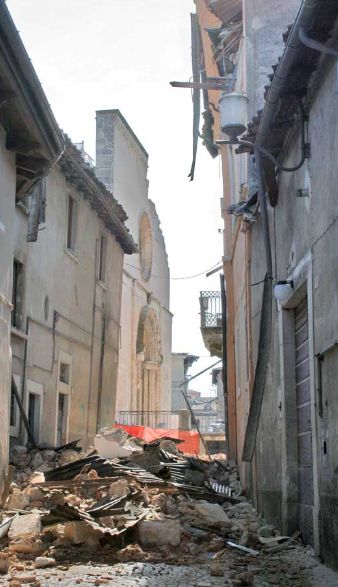 Il Teatro Dedalus e via Pretatti dopo il terremoto a L'Aquila
